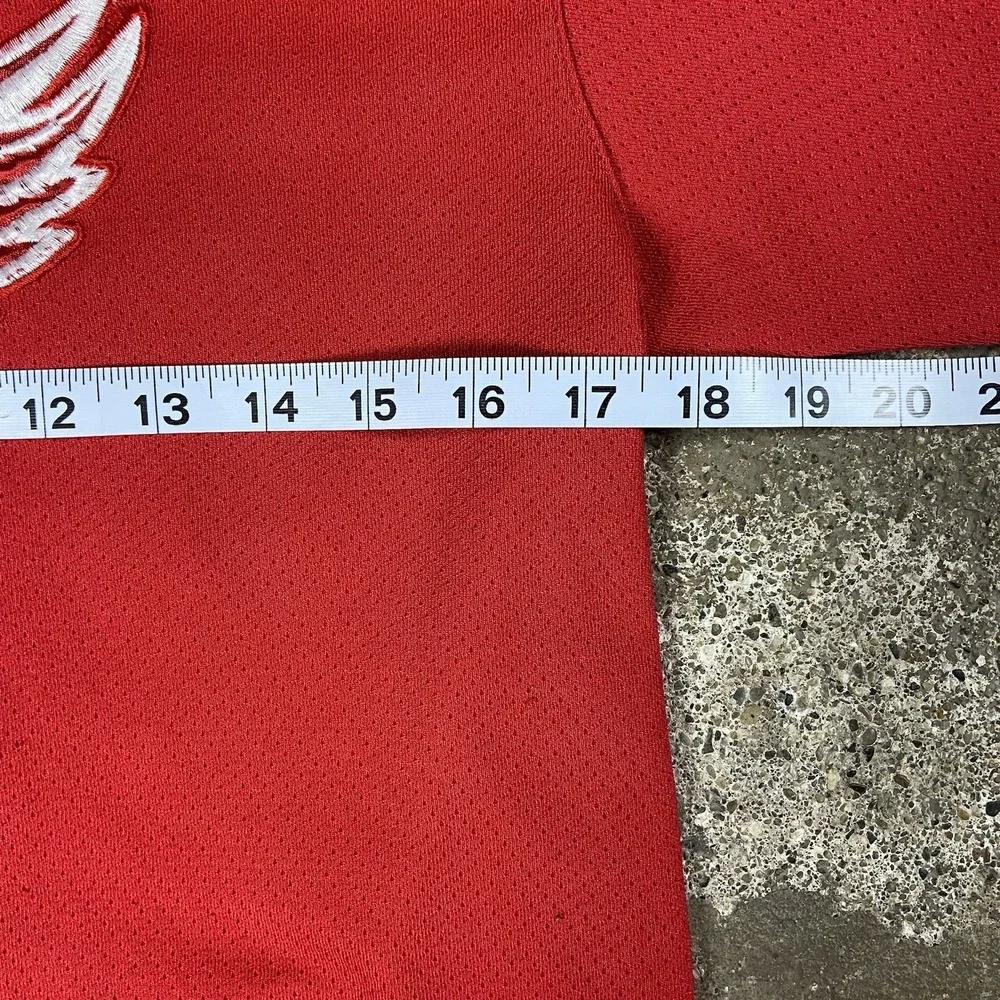 VTG Detroit Redwings Steve Yzerman #19 Hockey Jersey Youth Size Medium Red NHL